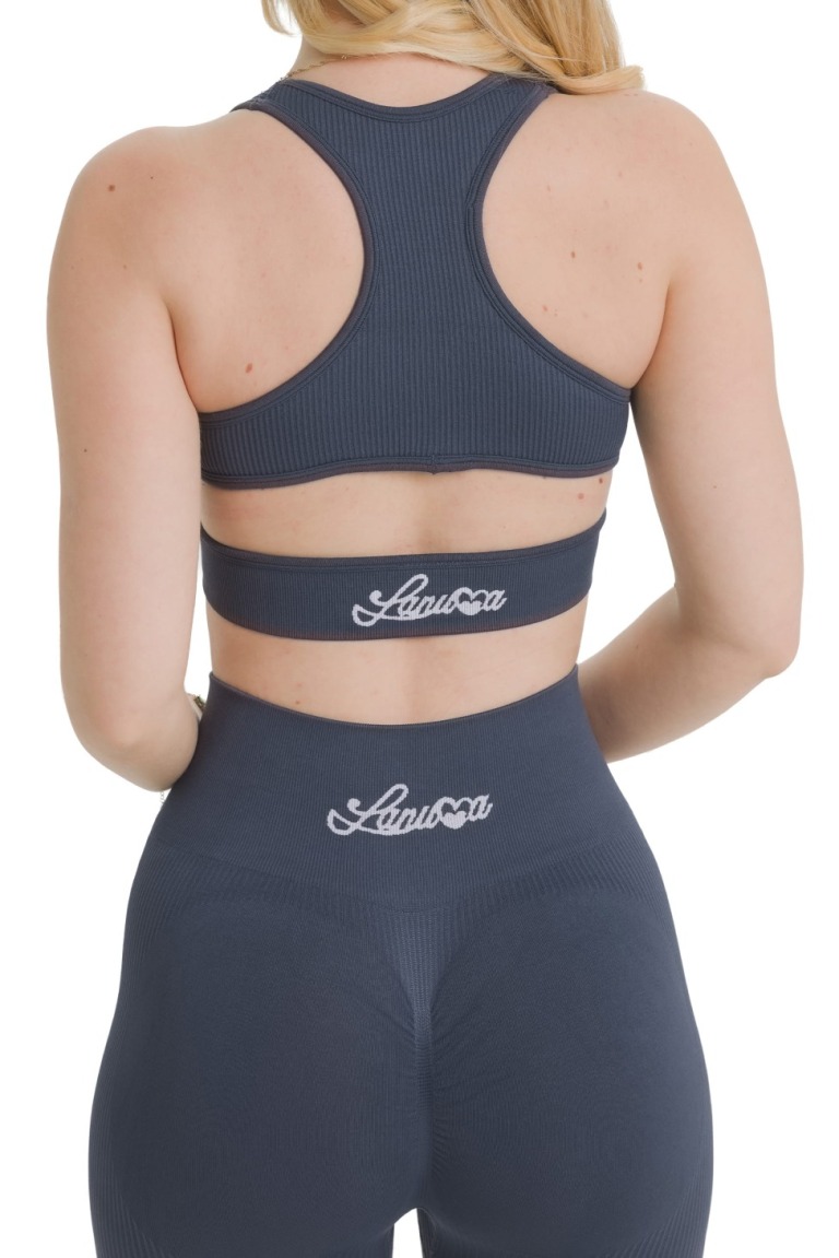 Bezszwowy top Lanuma Luxe w kolorze cielo łączy wygodę, elastyczność i nowoczesny wygląd. Materiał seamless pięknie dopasowuje się do sylwetki i zapewnia komfort noszenia.