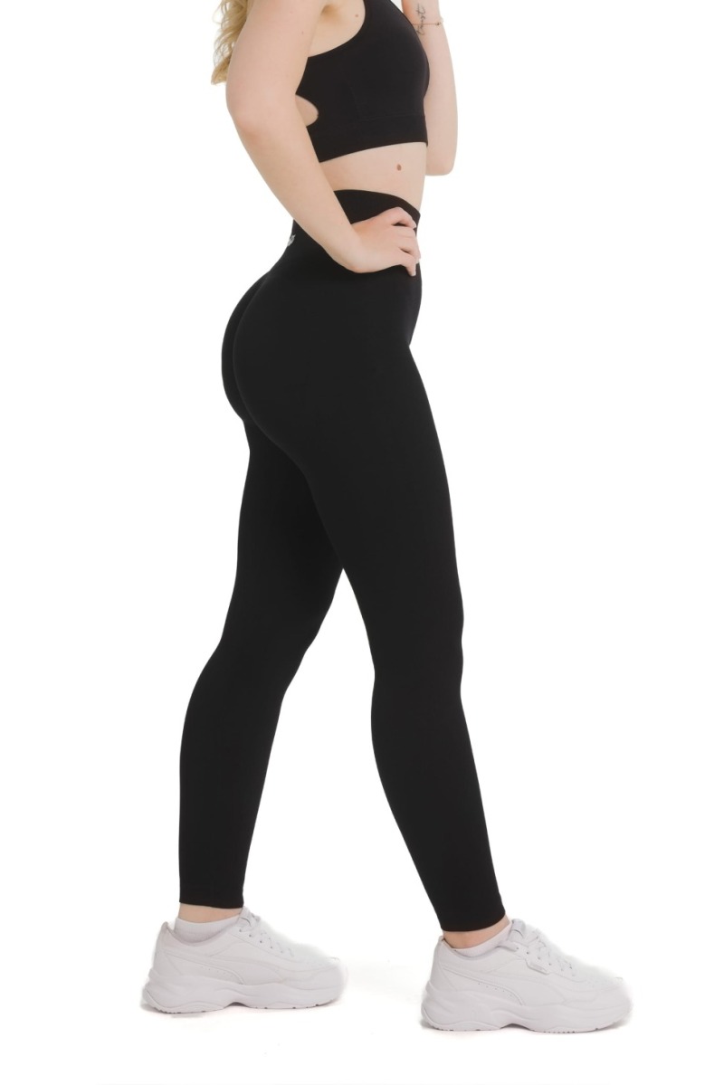 Bezszwowe legginsy Lanuma Pure w czarnym kolorze z wysokim stanem i efektem push-up. Elastyczny materiał seamless zapewnia wygodne dopasowanie i pięknie podkreśla sylwetkę.