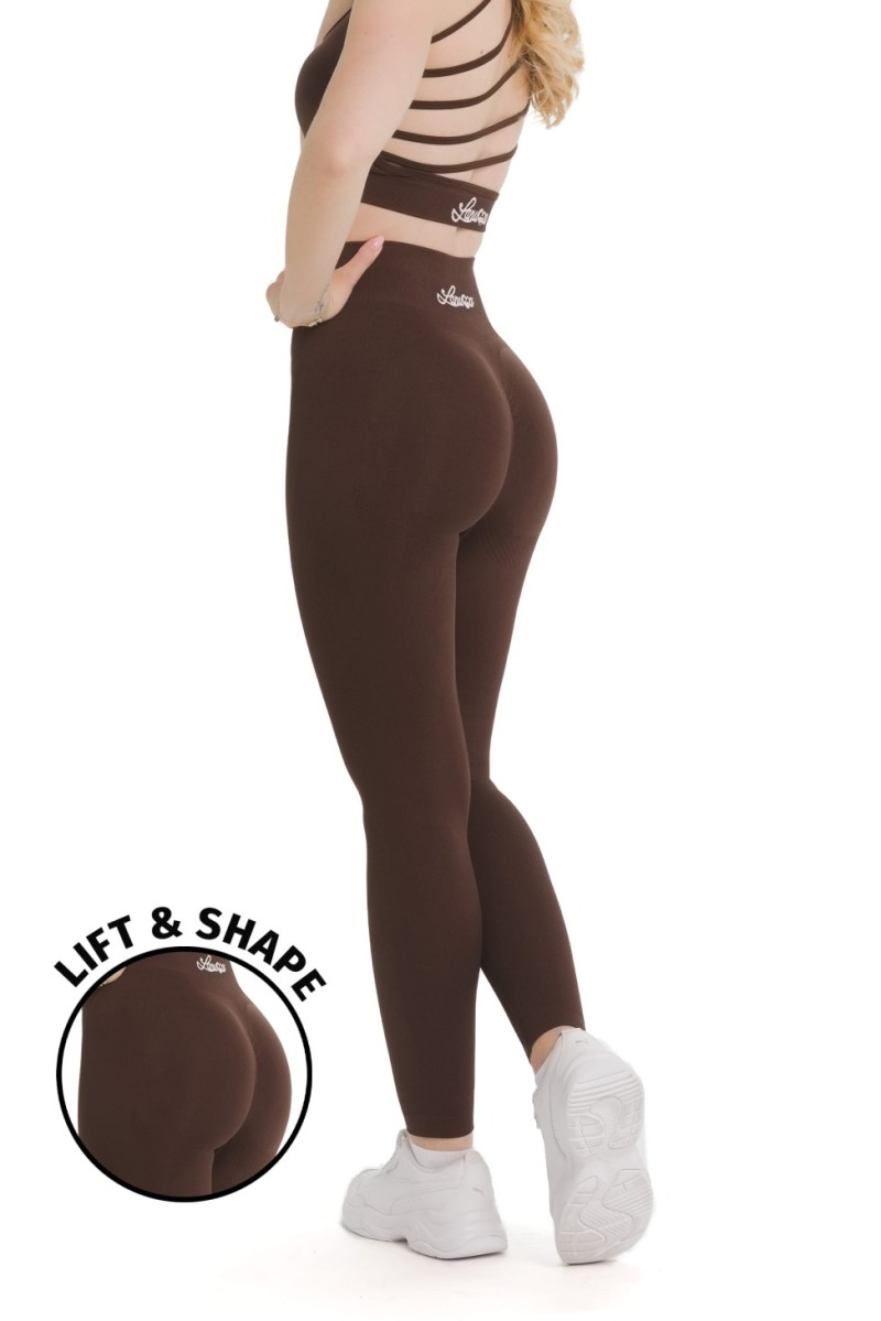 Lanuma Pure varrás nélküli leggings barna színben, magas derékkal és push-up hatással. A puha seamless anyag tökéletesen alkalmazkodik a testhez és egész napos kényelmet nyújt.