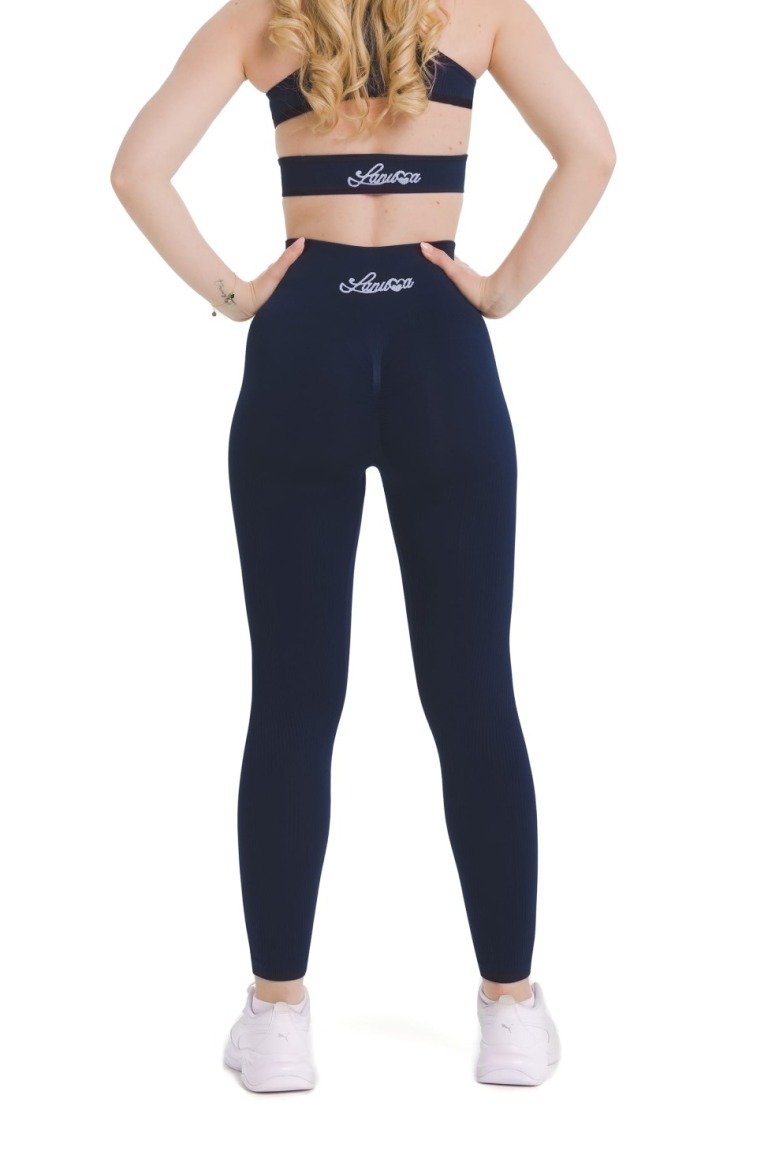 Lanuma Luxe bešavne tajice u navy boji s visokim strukom i push-up efektom. Rastezljiv seamless materijal pruža udobno pristajanje tijekom svakodnevnog nošenja ili treninga.
