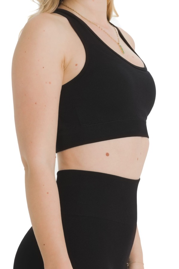 Lanuma Pure bešavni top u crnoj boji pruža udobno i pripijeno pristajanje. Rastezljiv seamless materijal omogućuje ugodan osjećaj tijekom treninga ili svakodnevnog nošenja. Lanuma Pure bešavni top u crnoj boji pruža udobno i pripijeno pristajanje. Rastezljiv seamless materijal omogućuje ugodan osjećaj tijekom treninga ili svakodnevnog nošenja.