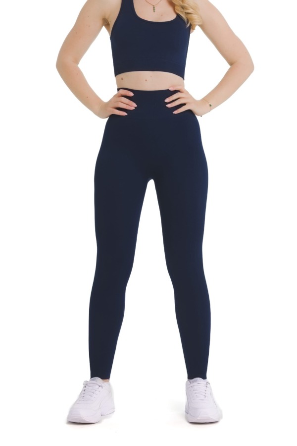 Lanuma Pure bešavne tajice u navy boji s visokim strukom i push-up efektom. Elastični seamless materijal pruža pripijen osjećaj i udobnost tijekom svakodnevnog nošenja ili treninga. Lanuma Pure bešavne tajice u navy boji s visokim strukom i push-up efektom. Elastični seamless materijal pruža pripijen osjećaj i udobnost tijekom svakodnevnog nošenja ili treninga.