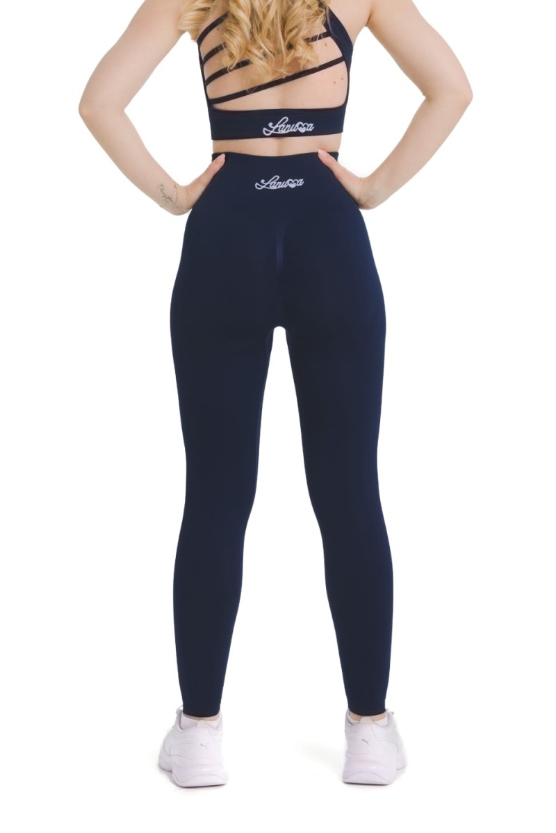 Lanuma Pure bešavne tajice u navy boji s visokim strukom i push-up efektom. Elastični seamless materijal pruža pripijen osjećaj i udobnost tijekom svakodnevnog nošenja ili treninga.