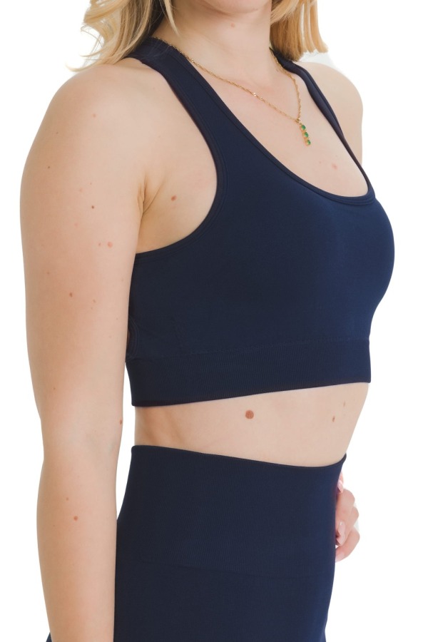 Lanuma Pure bešavni top u navy boji pruža pripijen i udoban osjećaj pri nošenju. Elastični seamless materijal omogućuje savršeno prilagođavanje tijelu tijekom kretanja. Lanuma Pure bešavni top u navy boji pruža pripijen i udoban osjećaj pri nošenju. Elastični seamless materijal omogućuje savršeno prilagođavanje tijelu tijekom kretanja.