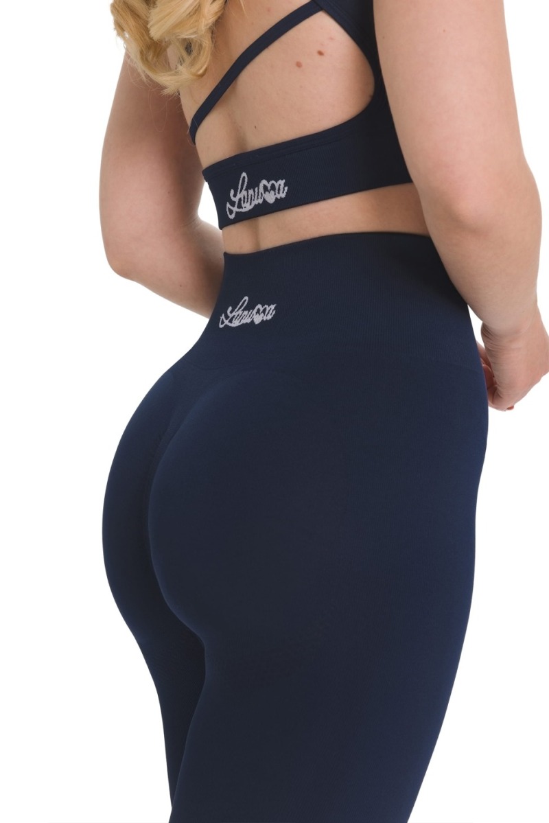 Lanuma Pure bešavni top u navy boji pruža pripijen i udoban osjećaj pri nošenju. Elastični seamless materijal omogućuje savršeno prilagođavanje tijelu tijekom kretanja.