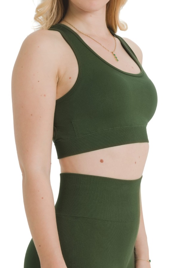 Lanuma Pure bešavni top u zelenoj Silva boji spaja moderan izgled i udobno pristajanje. Rastezljiv seamless materijal pruža ugodan osjećaj tijekom cijelog dana. Lanuma Pure bešavni top u zelenoj Silva boji spaja moderan izgled i udobno pristajanje. Rastezljiv seamless materijal pruža ugodan osjećaj tijekom cijelog dana.
