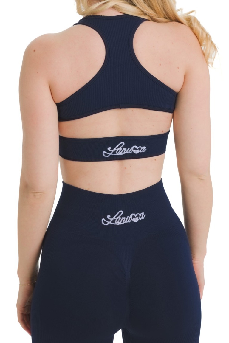 Lanuma Luxe brezšivni top v navy barvi nudi oprijet in udoben občutek pri nošenju. Mehka seamless tkanina omogoča popolno prilagajanje telesu med gibanjem.