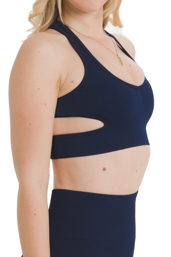 Lanuma Luxe bezešvý top v navy barvě nabízí přiléhavý a pohodlný pocit při nošení. Měkký seamless materiál umožňuje dokonalé přizpůsobení tělu při pohybu. Lanuma Luxe bezešvý top v navy barvě nabízí přiléhavý a pohodlný pocit při nošení. Měkký seamless materiál umožňuje dokonalé přizpůsobení tělu při pohybu.