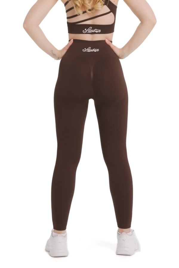 Lanuma Pure bezešvé legíny v hnědé barvě s vysokým pasem a push-up efektem. Měkký seamless materiál se dokonale přizpůsobí tělu a poskytuje celodenní pohodlí. Lanuma Pure bezešvé legíny v hnědé barvě s vysokým pasem a push-up efektem. Měkký seamless materiál se dokonale přizpůsobí tělu a poskytuje celodenní pohodlí.
