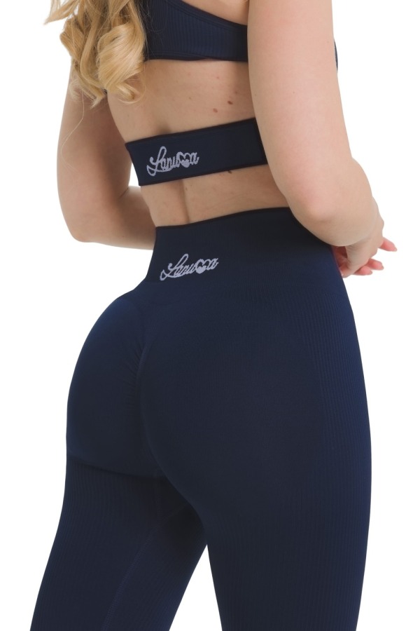 Lanuma Luxe bezšvový top v navy farbe ponúka priliehavý a pohodlný pocit pri nosení. Mäkký seamless materiál umožňuje dokonalé prispôsobenie telu pri pohybe. Lanuma Luxe bezšvový top v navy farbe ponúka priliehavý a pohodlný pocit pri nosení. Mäkký seamless materiál umožňuje dokonalé prispôsobenie telu pri pohybe.