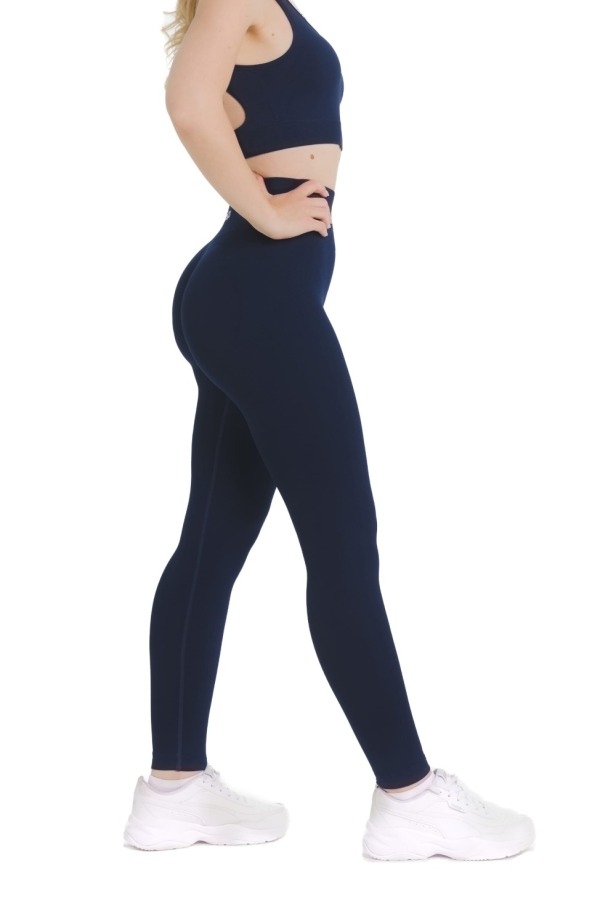 Lanuma Pure bezšvové legíny v navy farbe s vysokým pásom a push-up efektom. Elastický seamless materiál poskytuje priliehavý pocit a pohodlie pri každodennom nosení aj tréningu. Lanuma Pure bezšvové legíny v navy farbe s vysokým pásom a push-up efektom. Elastický seamless materiál poskytuje priliehavý pocit a pohodlie pri každodennom nosení aj tréningu.