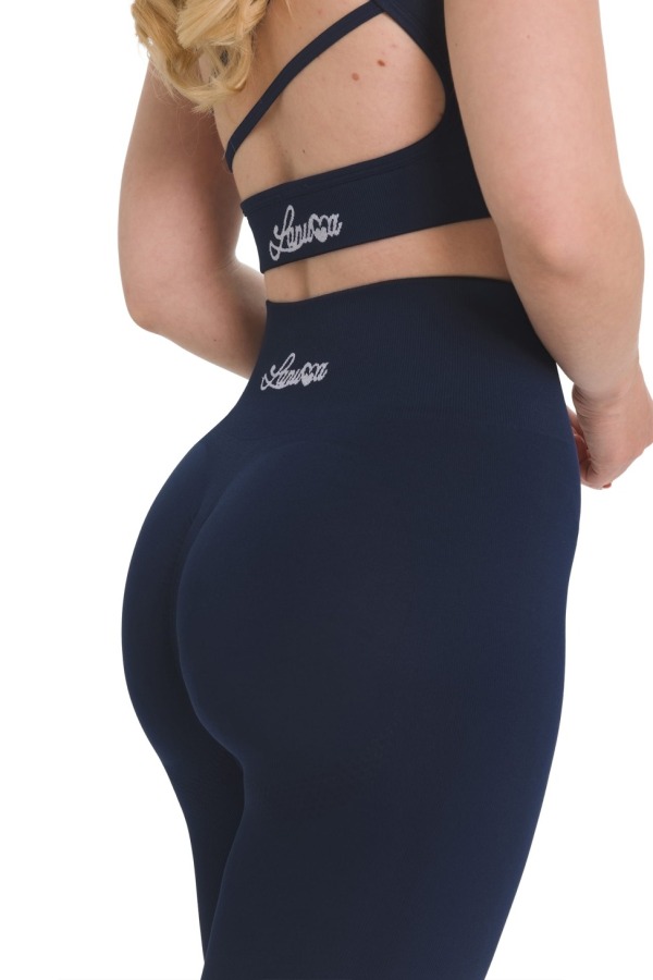 Lanuma Pure bezšvový top v navy farbe ponúka priliehavý a pohodlný pocit pri nosení. Elastický seamless materiál umožňuje dokonalé prispôsobenie telu pri pohybe. Lanuma Pure bezšvový top v navy farbe ponúka priliehavý a pohodlný pocit pri nosení. Elastický seamless materiál umožňuje dokonalé prispôsobenie telu pri pohybe.